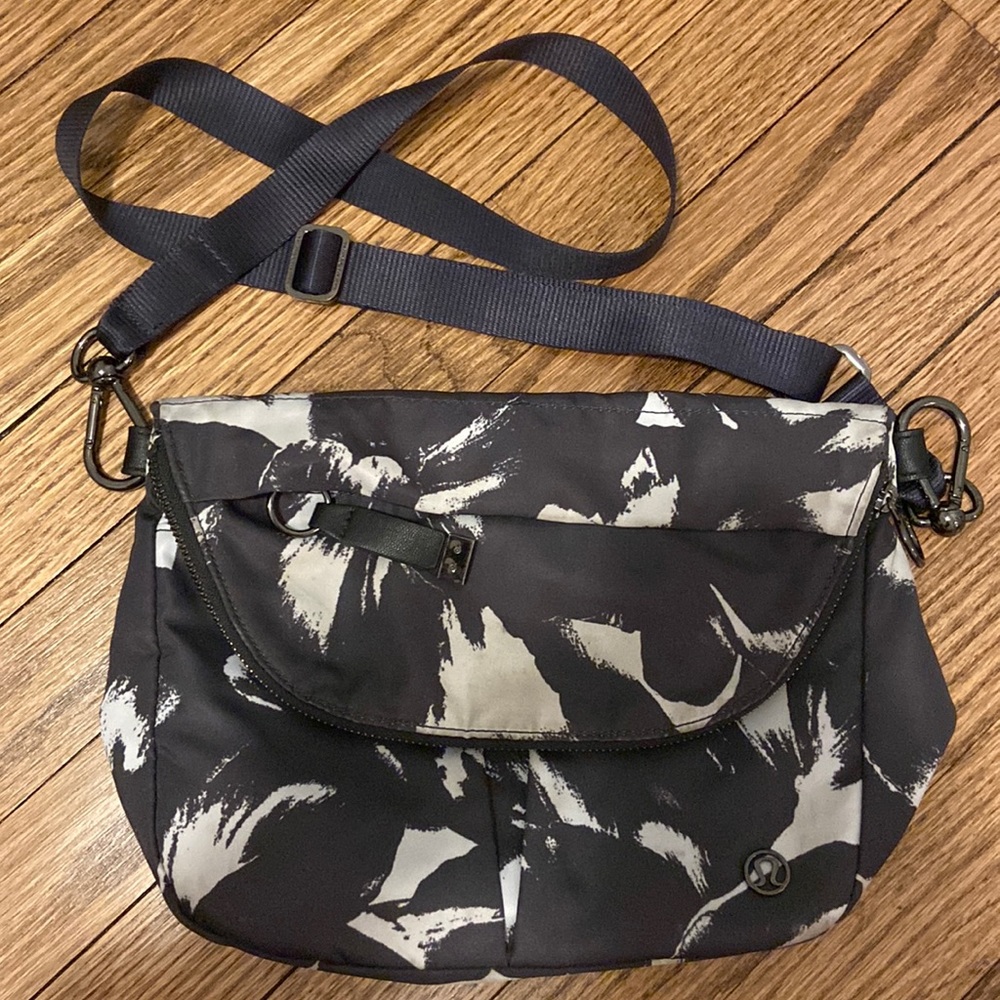 Lululemon rare design Festival Bag